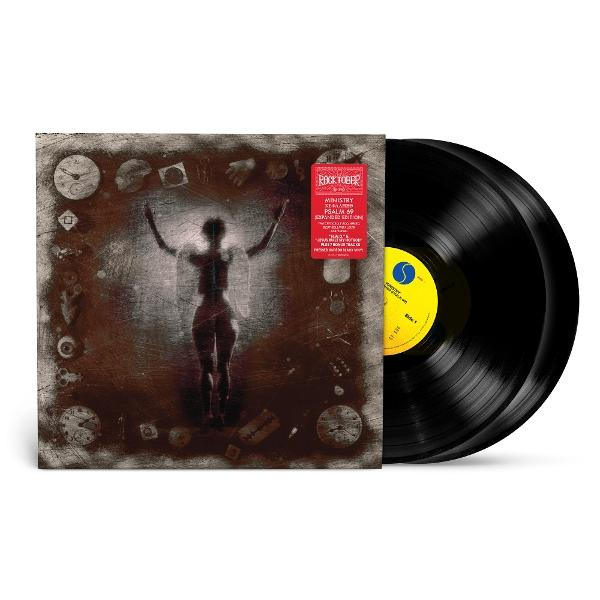 Albumcover mit einer Figur, umrahmt von Objekten, neben schwarzen Schallplatten.