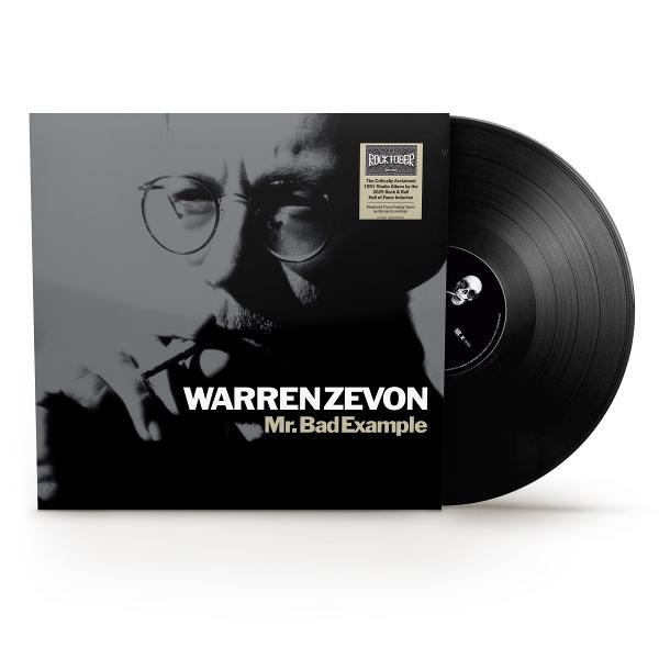 Albumcover für Warren Zevons 'Mr. Bad Example'. Schwarz-Weiß-Bild von Zevon mit Brille, Zigarette und der Schallplatte.