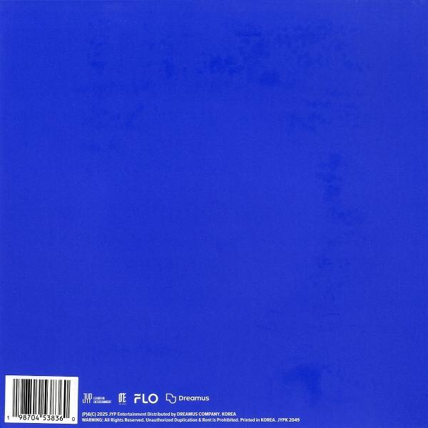 Ein blauer Hintergrund mit einem Barcode und Text am unteren Rand, einschließlich Logos für JYP, FLO und Dreamus, mit Copyright-Informationen.