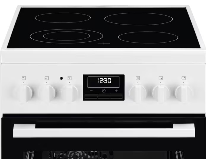 Biały piekarnik elektryczny z czarną płytą grzewczą, cyfrowym zegarem i pokrętłami. Drzwi piekarnika są czarne z białym uchwytem.