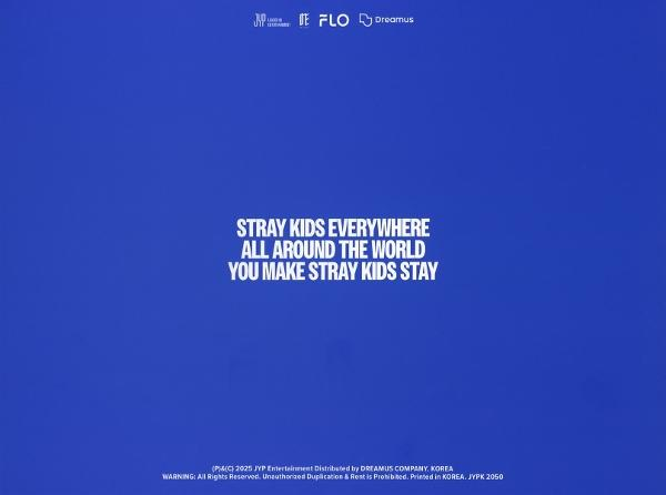 Blauer Hintergrund mit weißem Text: STRAY KIDS EVERYWHERE, ALL AROUND THE WORLD, YOU MAKE STRAY KIDS STAY. Logos oben.