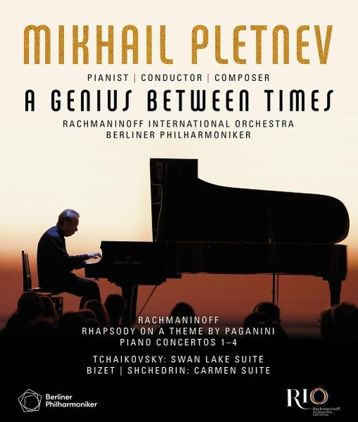 Plakat für ein Konzert von Michail Pletnew. Er spielt Klavier auf der Bühne. Publikum im Dunkeln. Text enthält den Namen des Komponisten und des Orchesters.