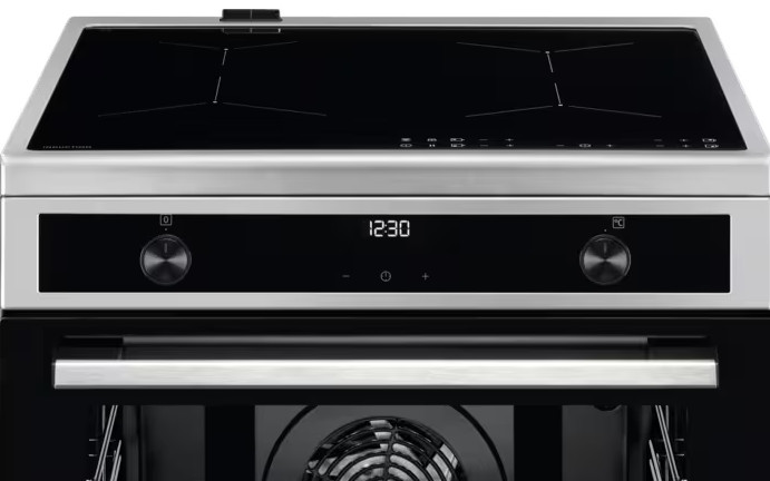 Nowoczesny piekarnik z czarną płytą grzewczą, cyfrowym zegarem i otwartymi drzwiami piekarnika, odsłaniającymi wewnętrzny wentylator.