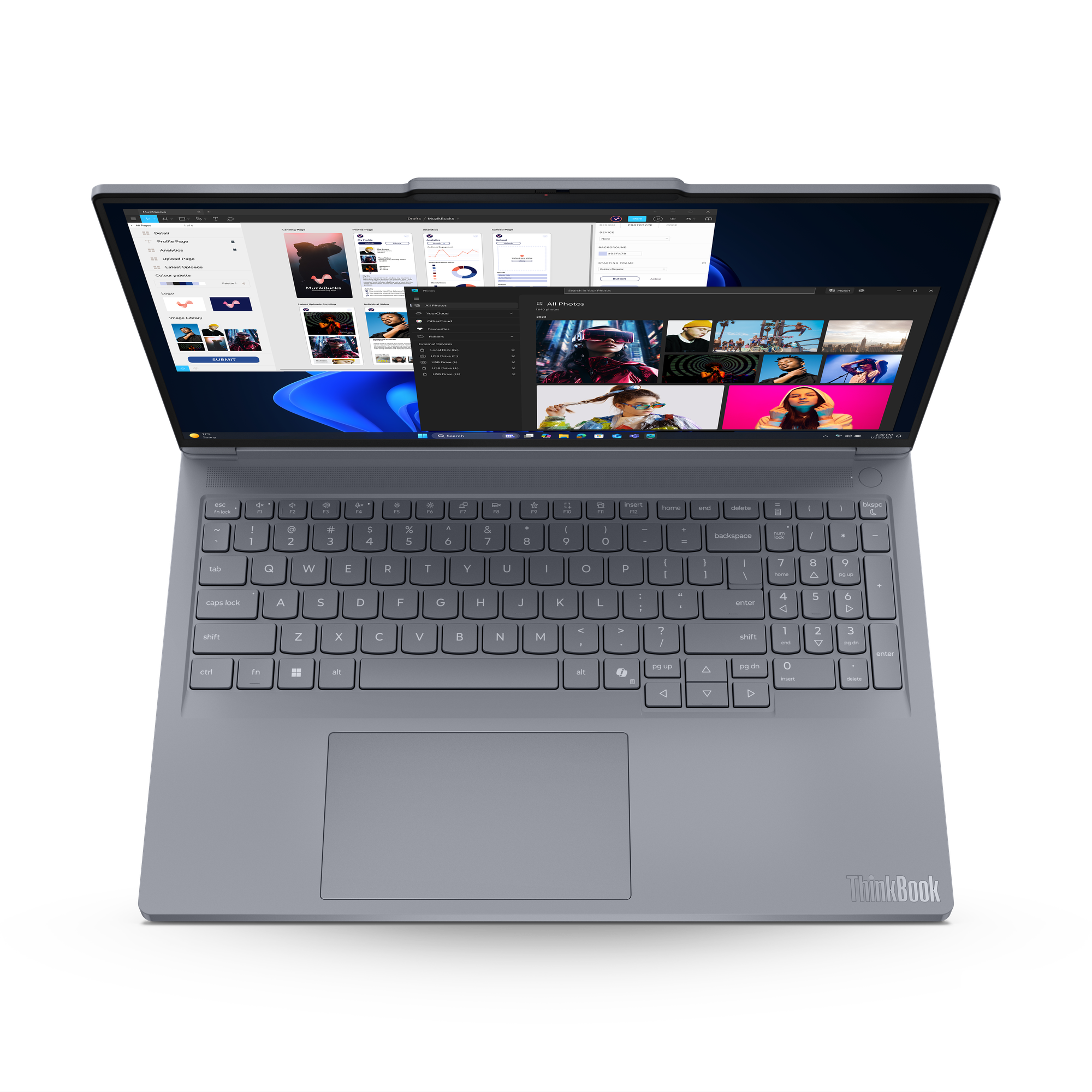 Ein grauer Laptop mit offenem Bildschirm, der mehrere Fenster anzeigt, Tastatur sichtbar. Schwarzer Hintergrund. ThinkBook-Logo sichtbar.