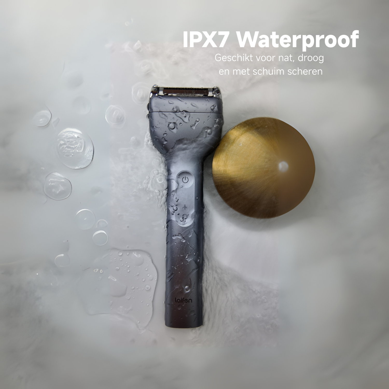 Un rasoir électrique gris et un disque doré sur une surface mouillée avec des gouttelettes d'eau. Texte : IPX7 Étanche, adapté au rasage humide, sec et en mousse.
