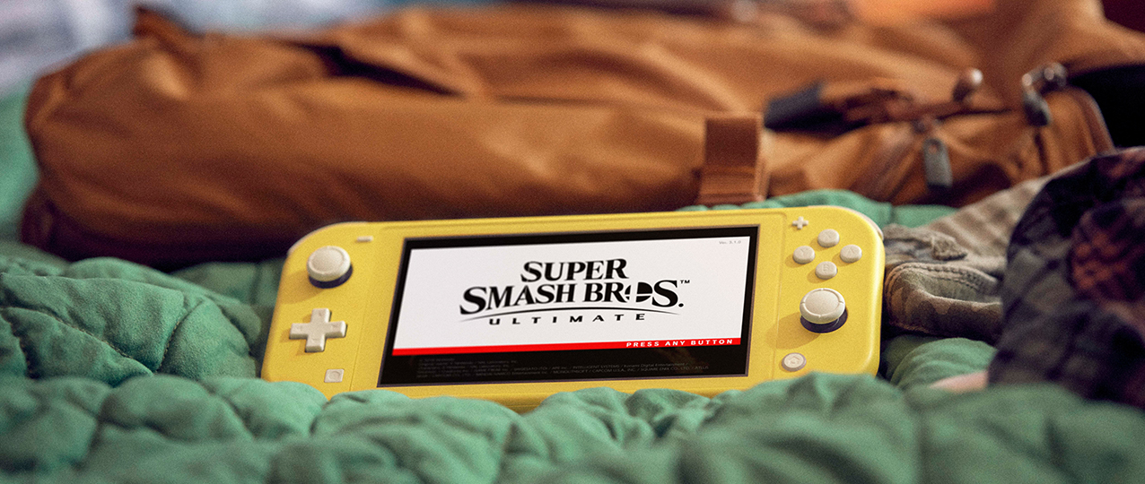Una Nintendo Switch Lite gialla con Super Smash Bros. Ultimate sullo schermo, appoggiata su una coperta verde. Lo sfondo include oggetti marroni.