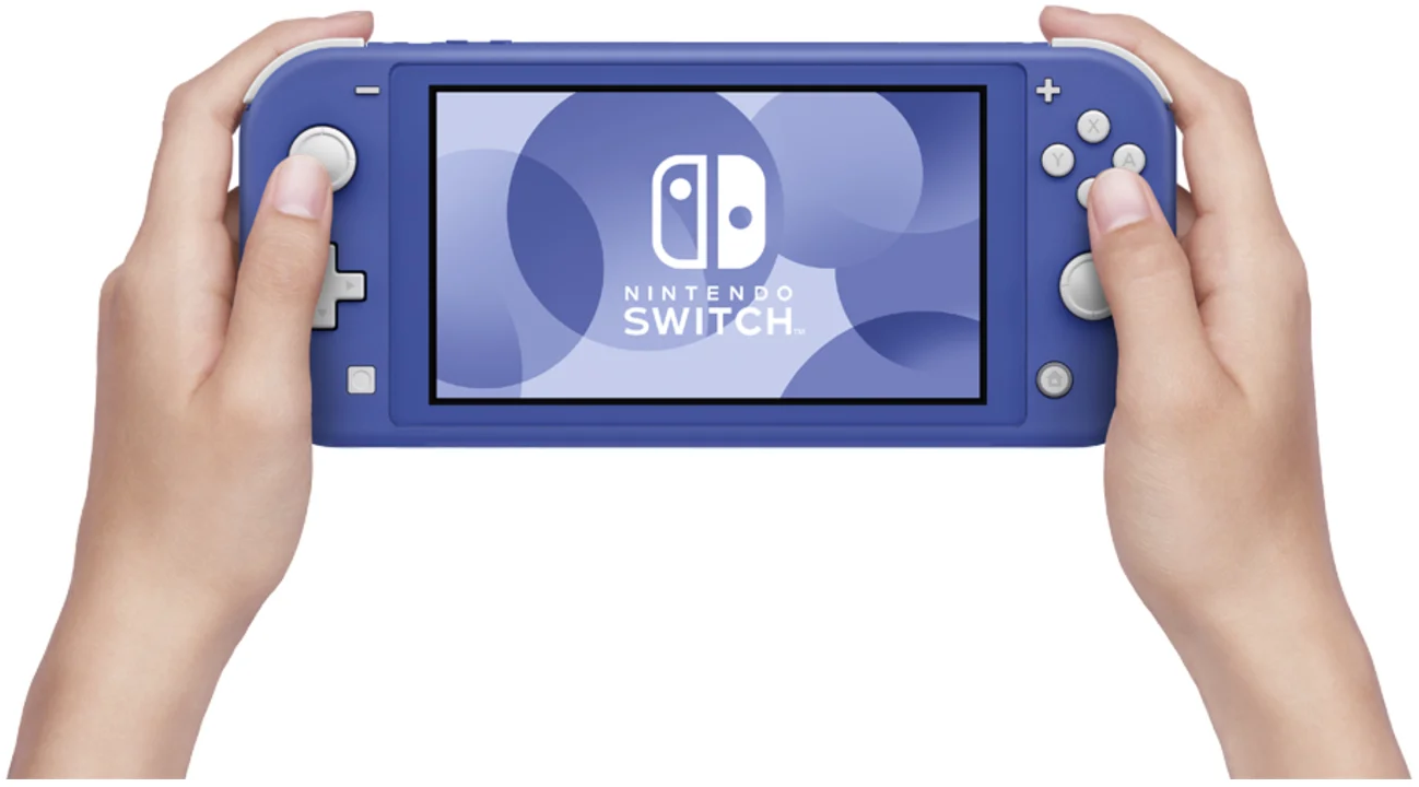 Hände halten eine blaue Nintendo Switch Lite. Der Bildschirm zeigt das Nintendo Switch-Logo. Das Gerät hat Knöpfe auf beiden Seiten.