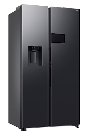 Czarna lodówka Samsung side-by-side. Ma dozownik wody, kostkarkę do lodu i wyświetlacz. Tło jest białe.