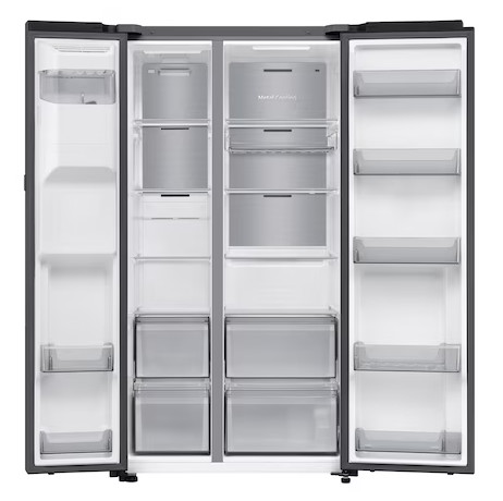 Otwarta lodówka z podwójnymi drzwiami. Wnętrze pokazuje półki, szuflady i przegródki. Wnętrze ze stali nierdzewnej i białe. Ciemnoszara rama.