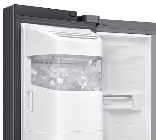 Otwarte drzwi lodówki ukazują kostkarkę wypełnioną kostkami lodu. Wnętrze jest białe, a na zewnątrz szare.