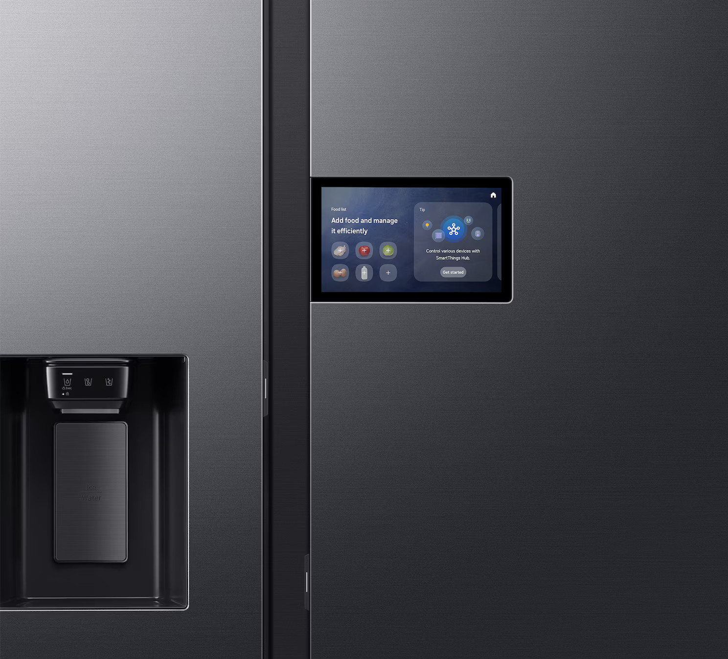 Ciemnoszara lodówka z ekranem dotykowym. Ekran wyświetla opcje takie jak 'Dodaj jedzenie i zarządzaj efektywnie'.