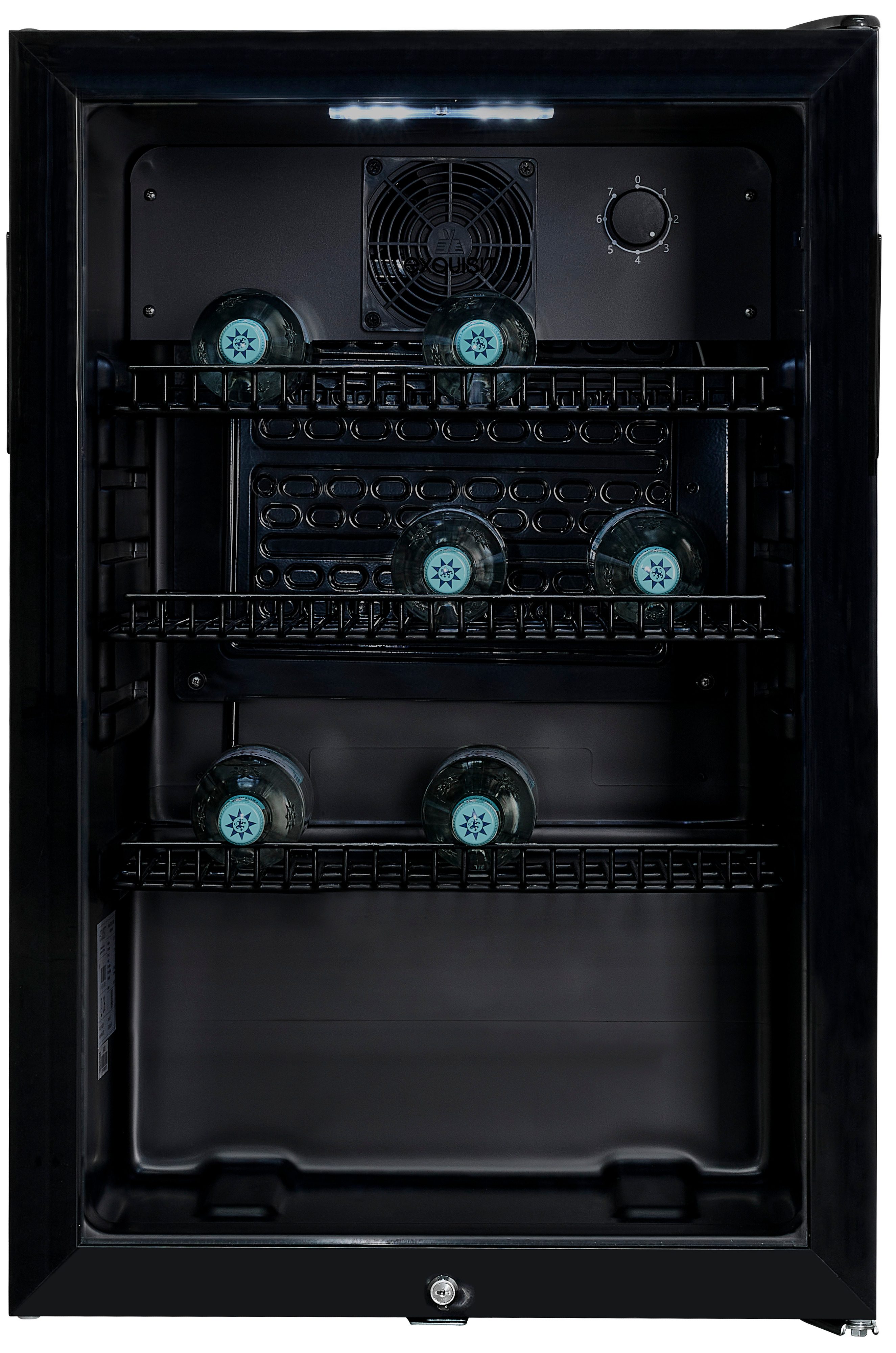 Ein schwarzer Minikühlschrank mit Wasserflaschen. Er hat Regale, einen Drehregler und einen Lüfter.