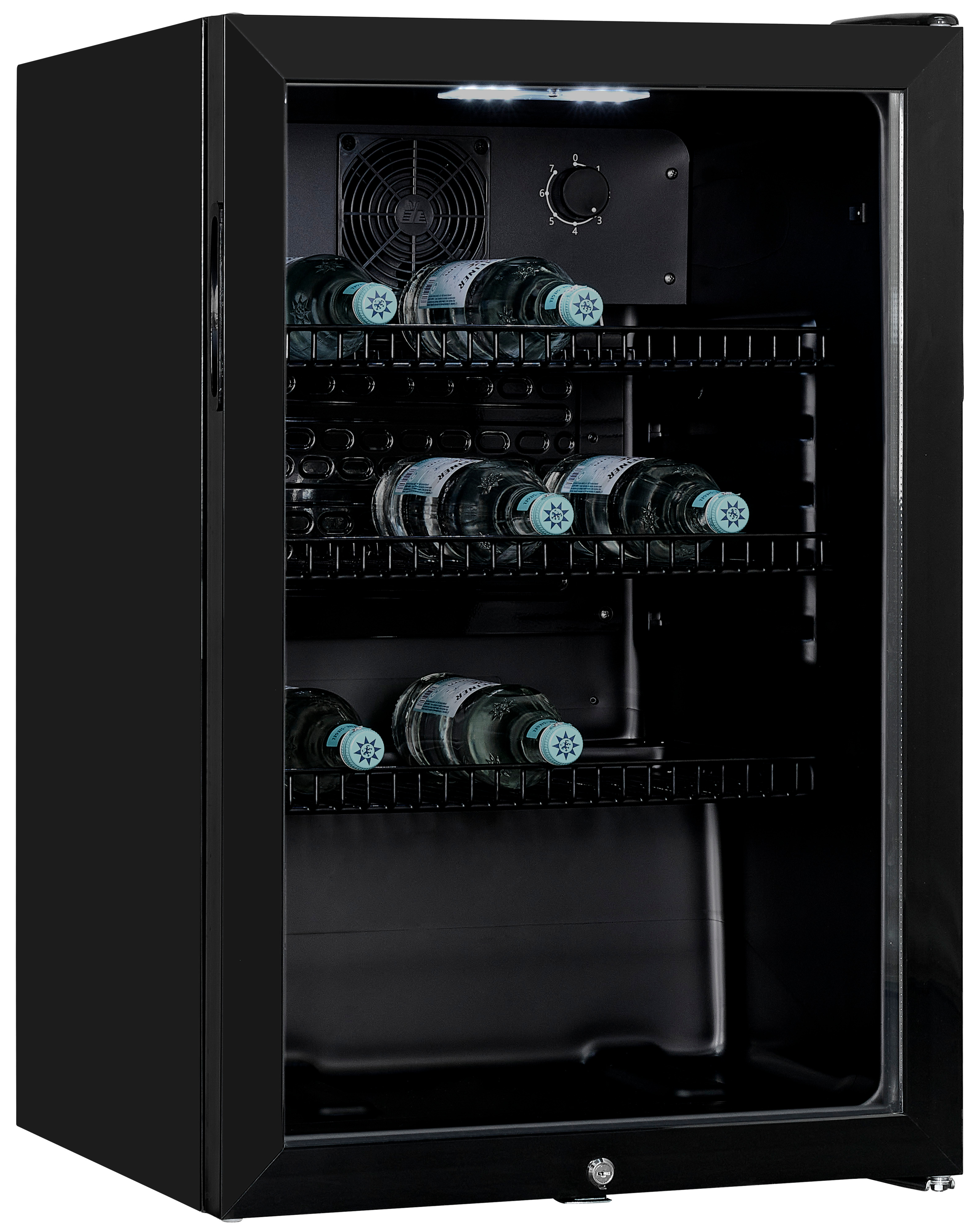 Ein schwarzer Mini-Kühlschrank mit Glastür, der Flaschen Wasser enthält. Er hat einen Lüfter, Licht und Temperaturregler.