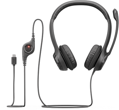 Sötétszürke headset mikrofonnal, kábellel és USB-C csatlakozóval. Egy vezérlőmodul piros fénnyel a kábelen.