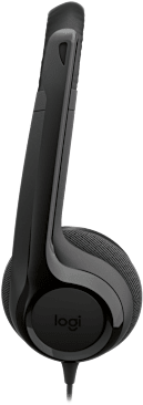 Fekete Logitech headset. Kerek fülhallgatóval és fejpánttal rendelkezik. A kábel lefelé lóg. A háttér szürke.