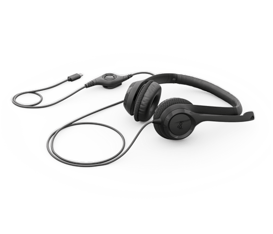 Fekete Logitech fejhallgató mikrofonnal. Fülkagylók, fejpánt és egy vezérlőegység található a kábelen.