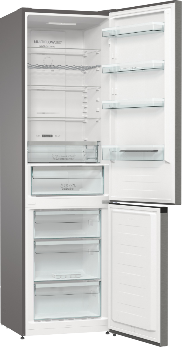 Otwarta lodówka z półkami, szufladami i etykietami marki. Szare drzwi po lewej, białe wnętrze, szklane półki i szuflady na warzywa.