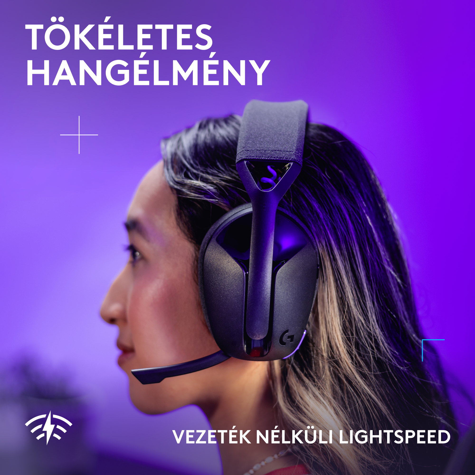Egy személy fekete fejhallgatót visel mikrofonnal. A háttér lila, fehér szöveggel és logókkal.