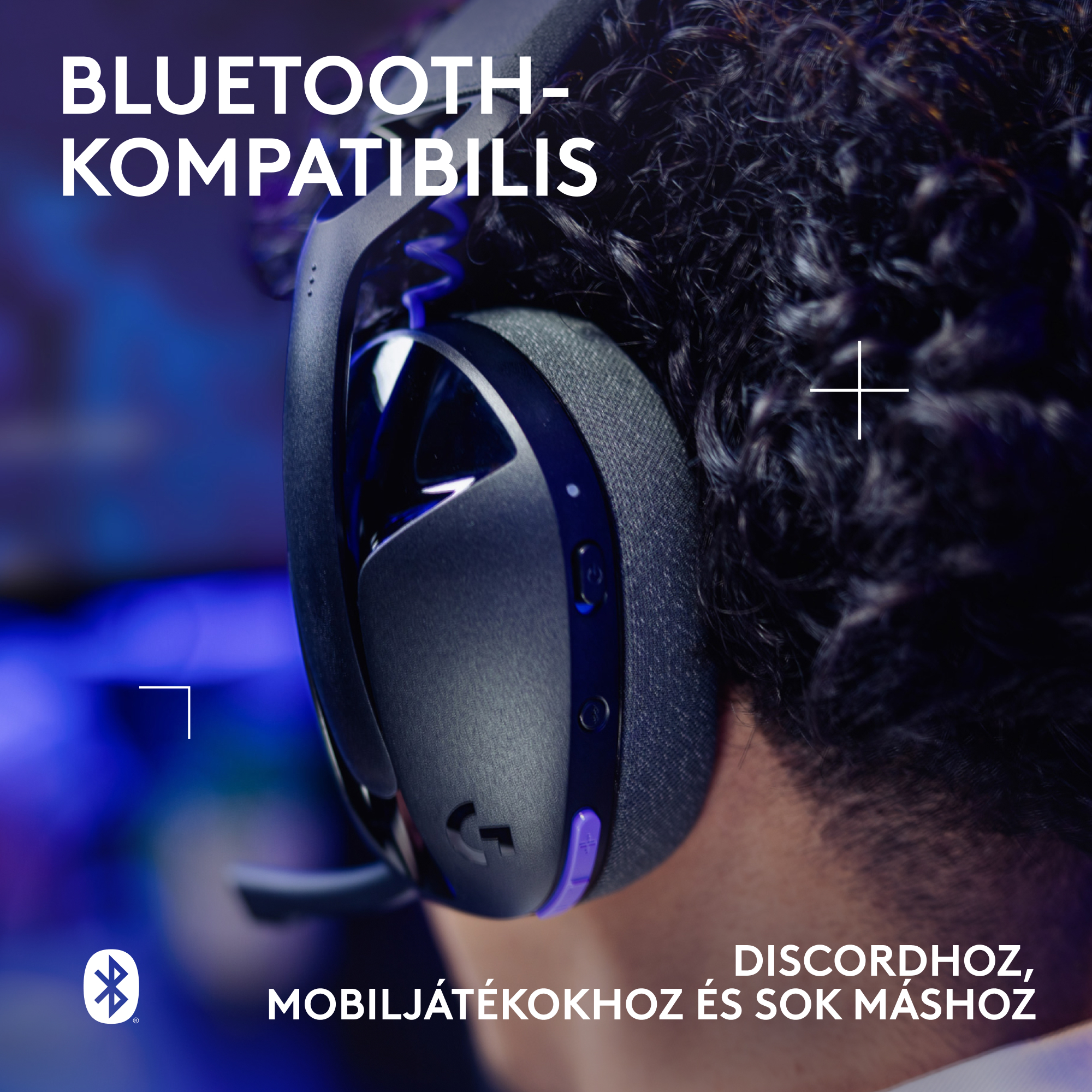 Fejhallgató egy személy fején. A szöveg szerint Bluetooth-kompatibilis Discordhoz, mobiljátékokhoz és egyebekhez.