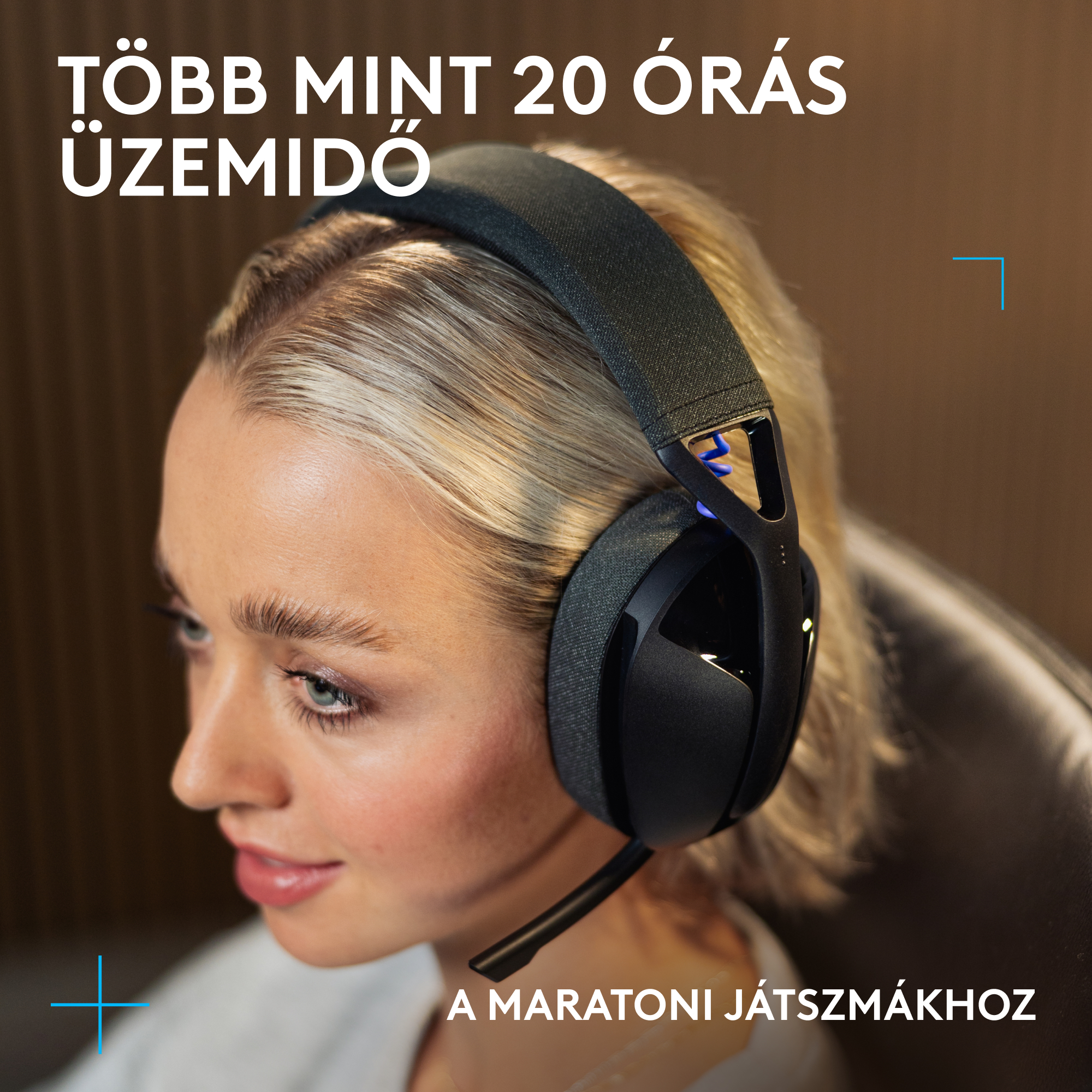 Egy nő fekete fejhallgatóval. A szöveg azt mondja: 'Több mint 20 óra üzemidő' és 'a maratoni játékhoz'.
