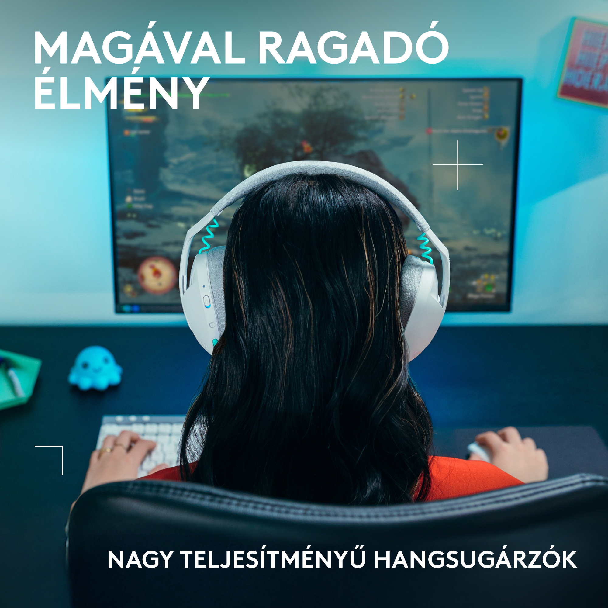 Egy személy fejhallgatóval játszik egy játékkal a monitoron. A billentyűzet és az egér előtte van. A háttér elmosódott.