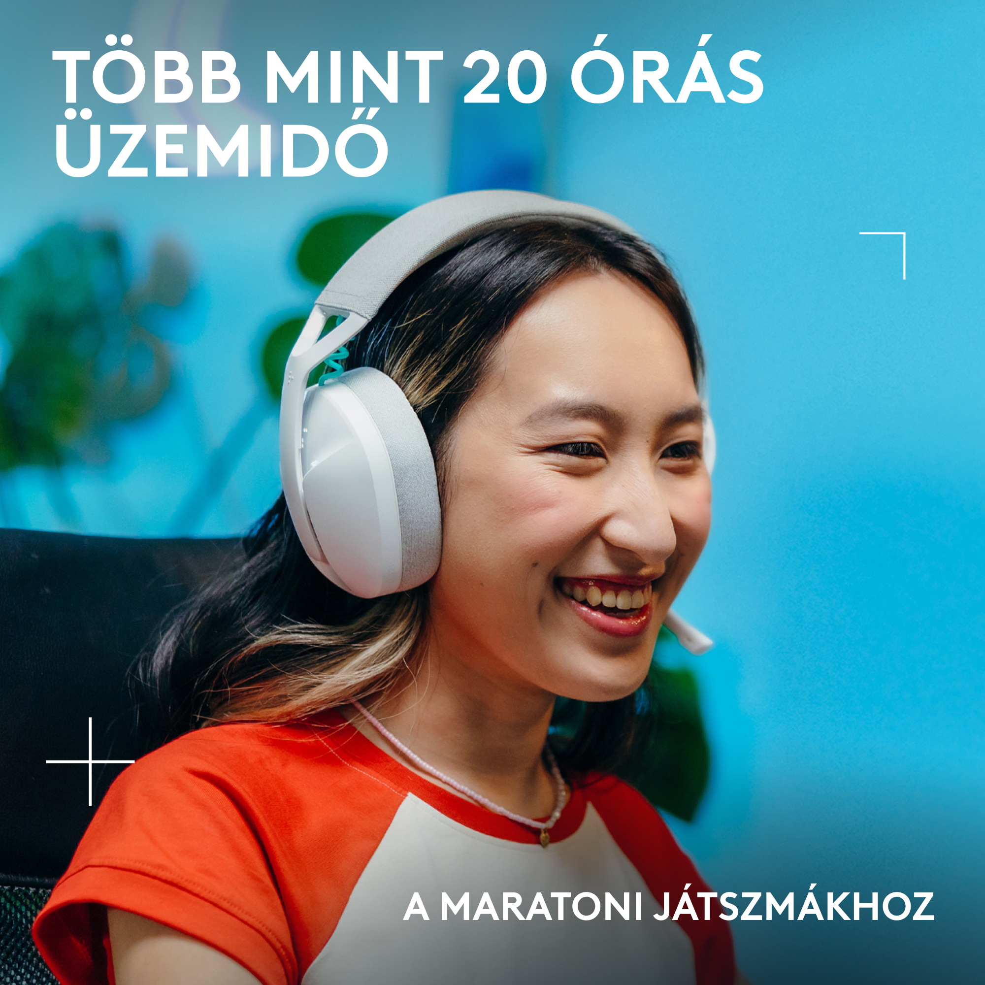 Egy mosolygó nő fejhallgatóval, piros-fehér inggel. Szöveg: Több mint 20 óra üzemidő, maratoni játékhoz.
