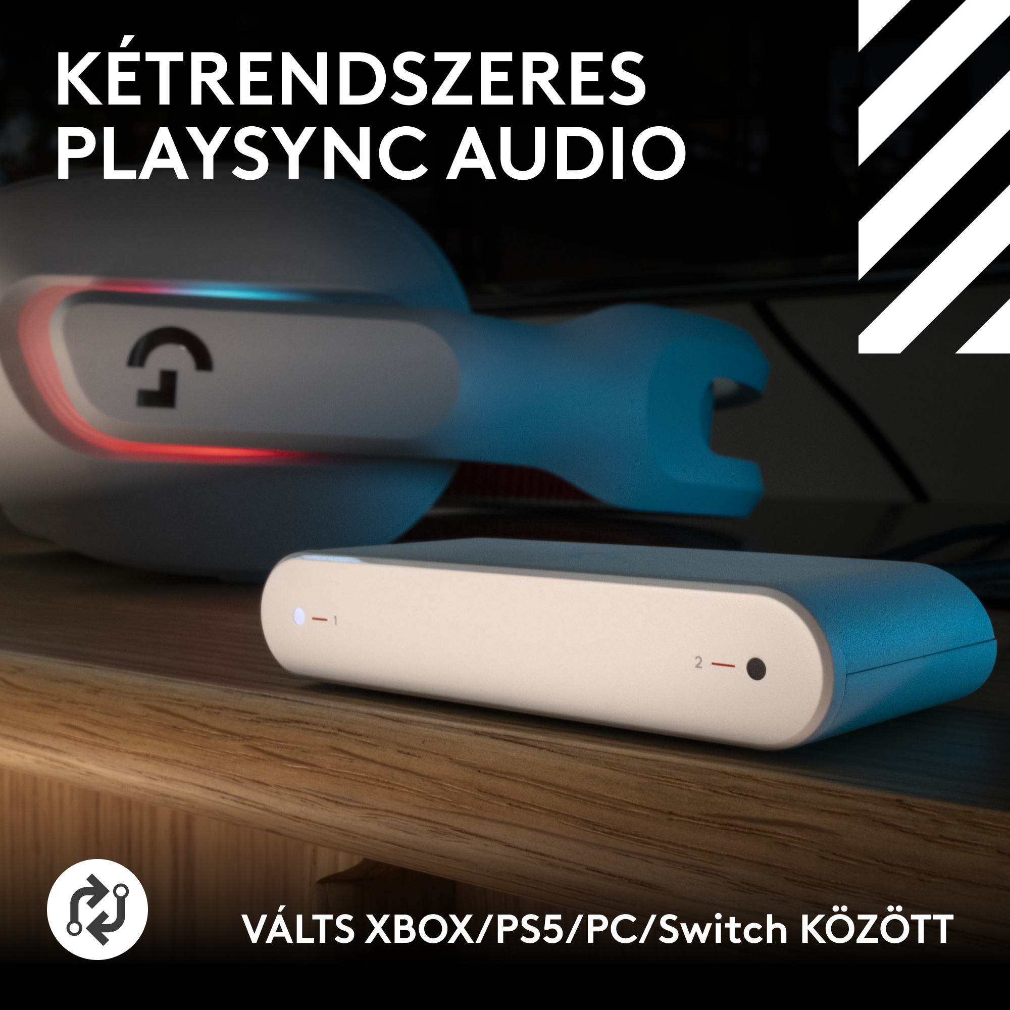 Egy fehér és kék audió eszköz felirattal. A felirat a következő: 'KÉTRENDSZERES PLAYSYNC AUDIO' és 'VÁLTS XBOX/PS5/PC/Switch KÖZÖTT'.