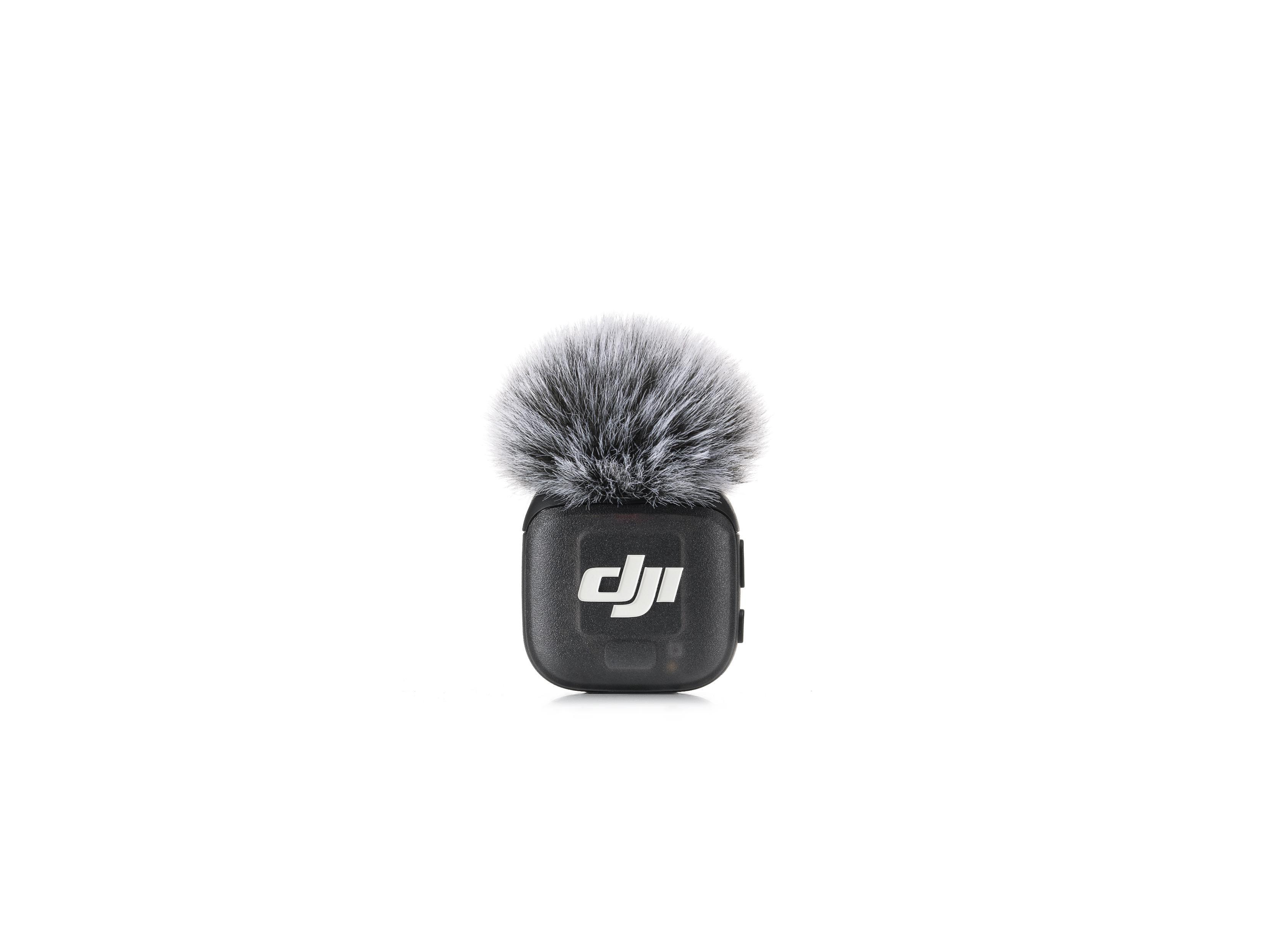 Ein schwarzes DJI-Mikrofon mit grauem, flauschigem Windschutz vor weißem Hintergrund. Das DJI-Logo ist sichtbar.