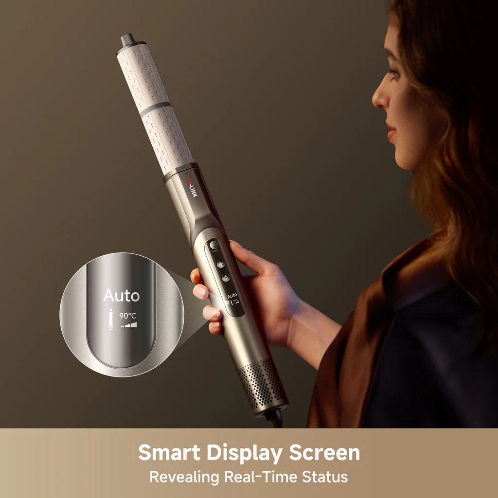 Egy nő egy ezüst hajgöndörítőt tart. A göndörítő digitális kijelzőjén az 'Auto' és a '90°C' látható. Alatta a szöveg: 'Smart Display Screen'.