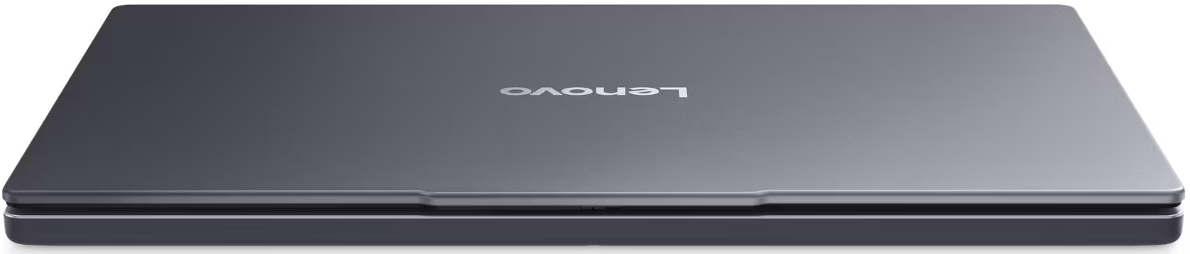 Egy zárt Lenovo laptop, sötétszürke színű, fehér felületen. A Lenovo logója látható a fedélen.
