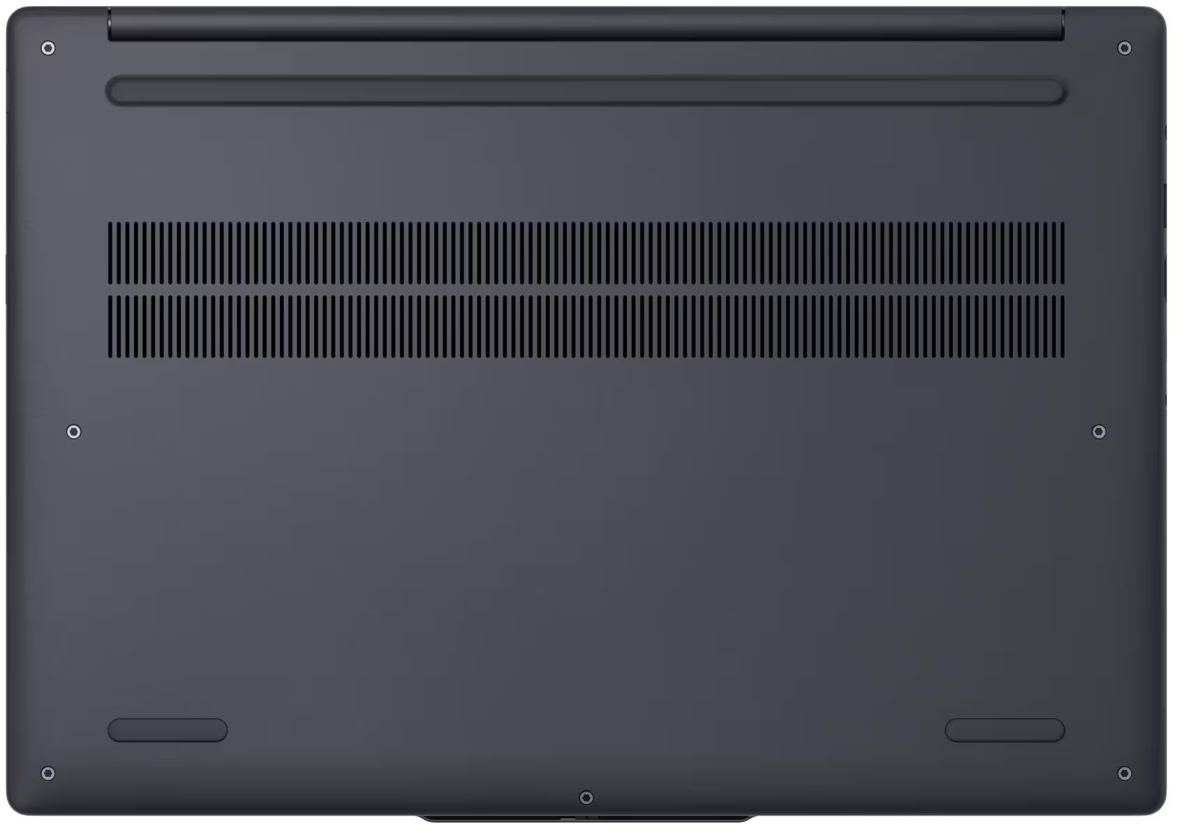 A laptop alja, sötétszürke. Szellőzőnyílások, csavarfejek és gumilábak. A felület sima, néhány bemélyedéssel.