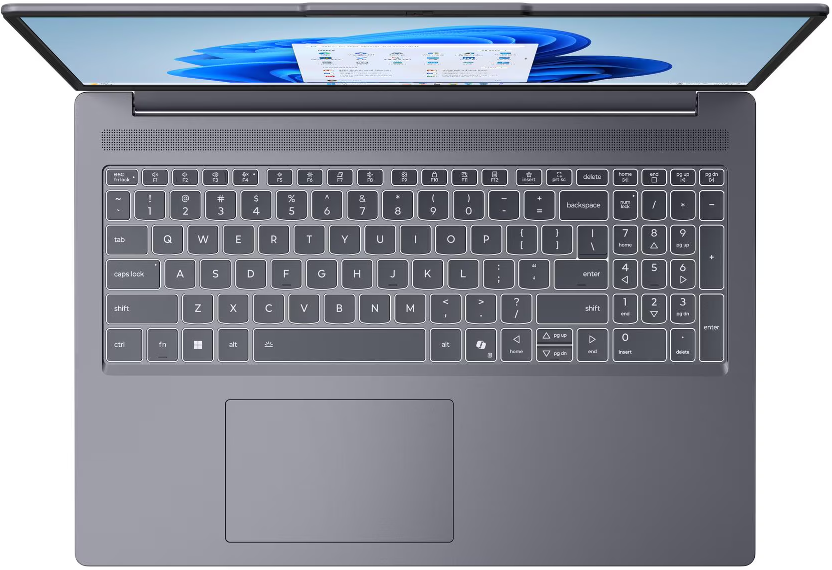 Egy szürke laptop nyitva van, egy Windows felületet mutató képernyővel. A billentyűzet látható fehér gombokkal és betűkkel.
