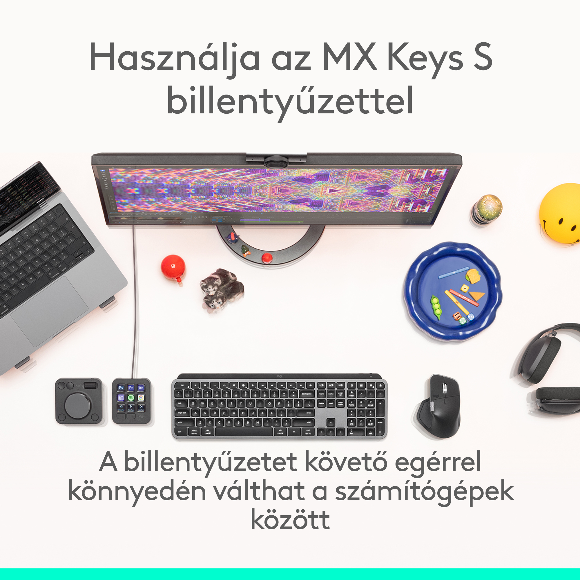 Felülnézet az asztali beállításról. Laptopot, monitort, billentyűzetet, egeret és kiegészítőket mutat. Magyar nyelvű szövegek.
