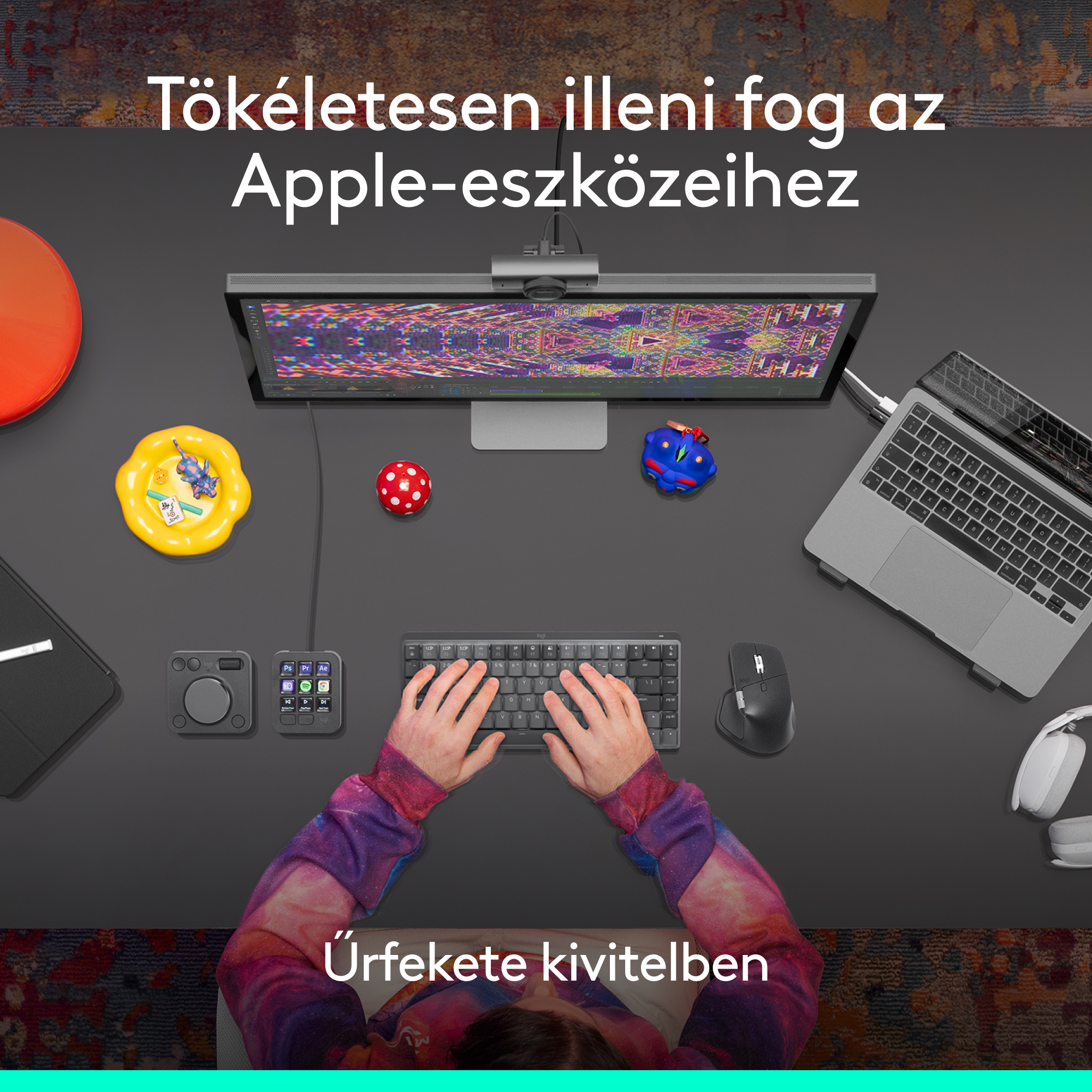 Egy asztali beállítás monitorral, billentyűzettel, egérrel és egy személy kezével gépelve. Más tárgyak, mint például játékok, jelen vannak.