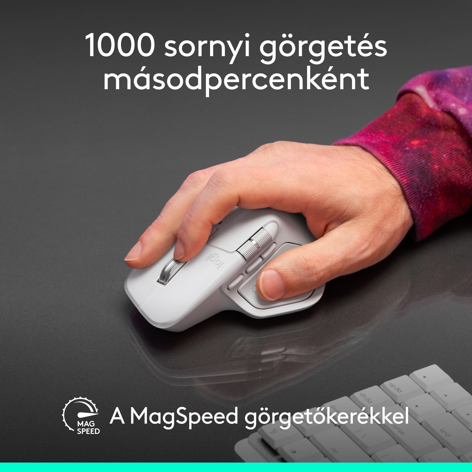 Egy kéz fehér Logitech egeret használ szürke felületen, felirat: '1000 sor görgetés másodpercenként'.