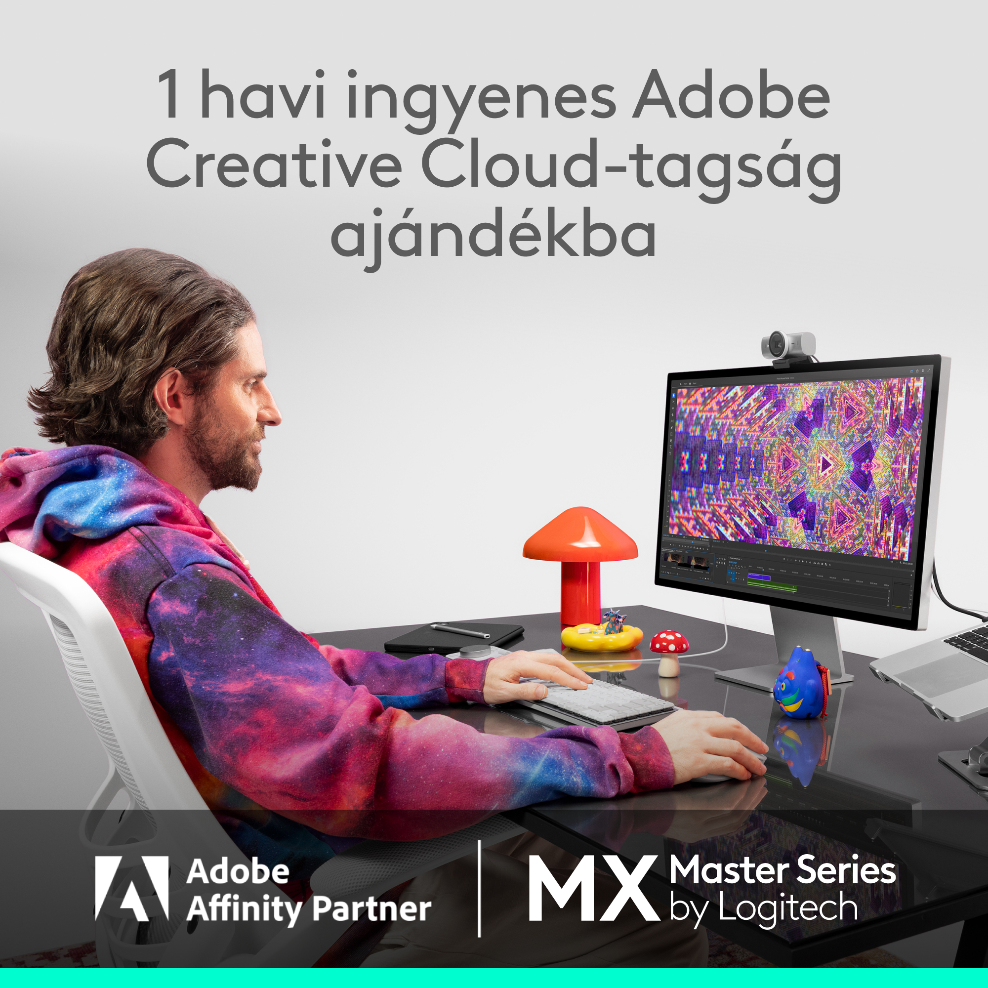 Férfi galaxis kapucnis pulóverben az asztalnál, a monitoron szerkesztő szoftver. Logitech és Adobe logók láthatók.