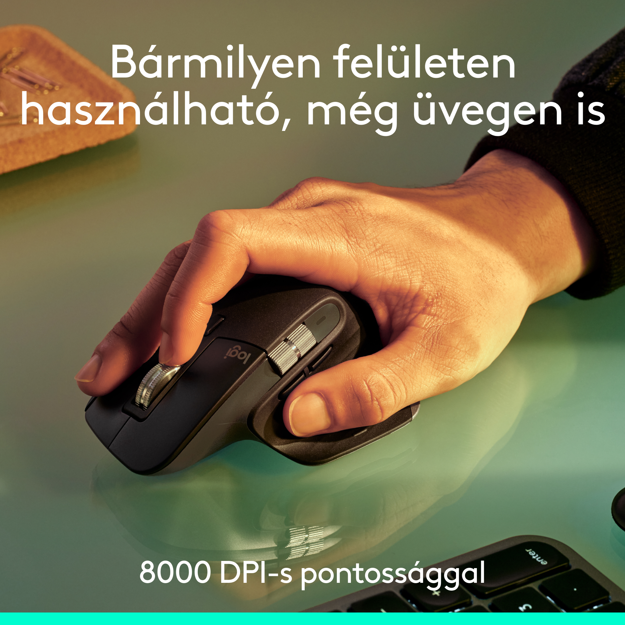 Kéz fekete Logitech egeret használ a tükröződő felületen. A szöveg: bármilyen felületen működik, üvegen is, 8000 DPI pontossággal.