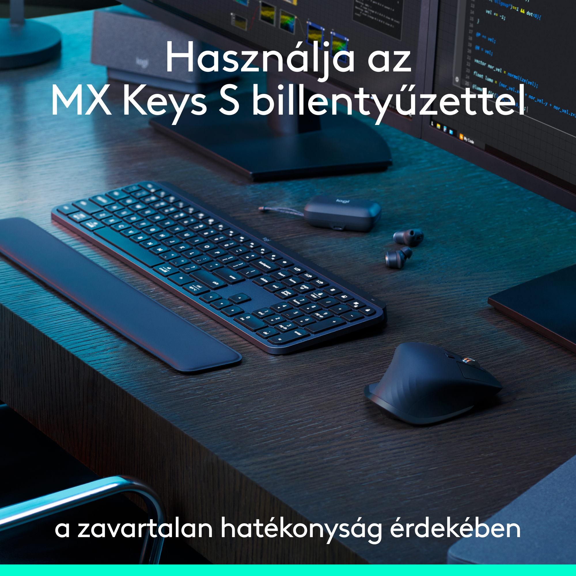 Egy asztali összeállítás: billentyűzet, egér, monitor és fülhallgató. A billentyűzet fekete, az egér ergonomikus.
