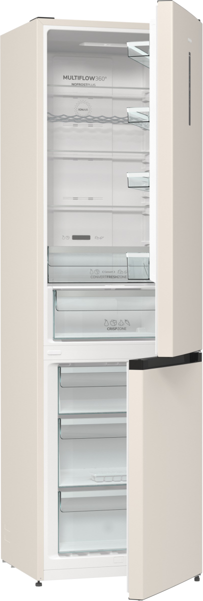 Otwarta beżowa lodówka z wewnętrznymi półkami, szufladami i etykietami. Drzwi są otwarte.