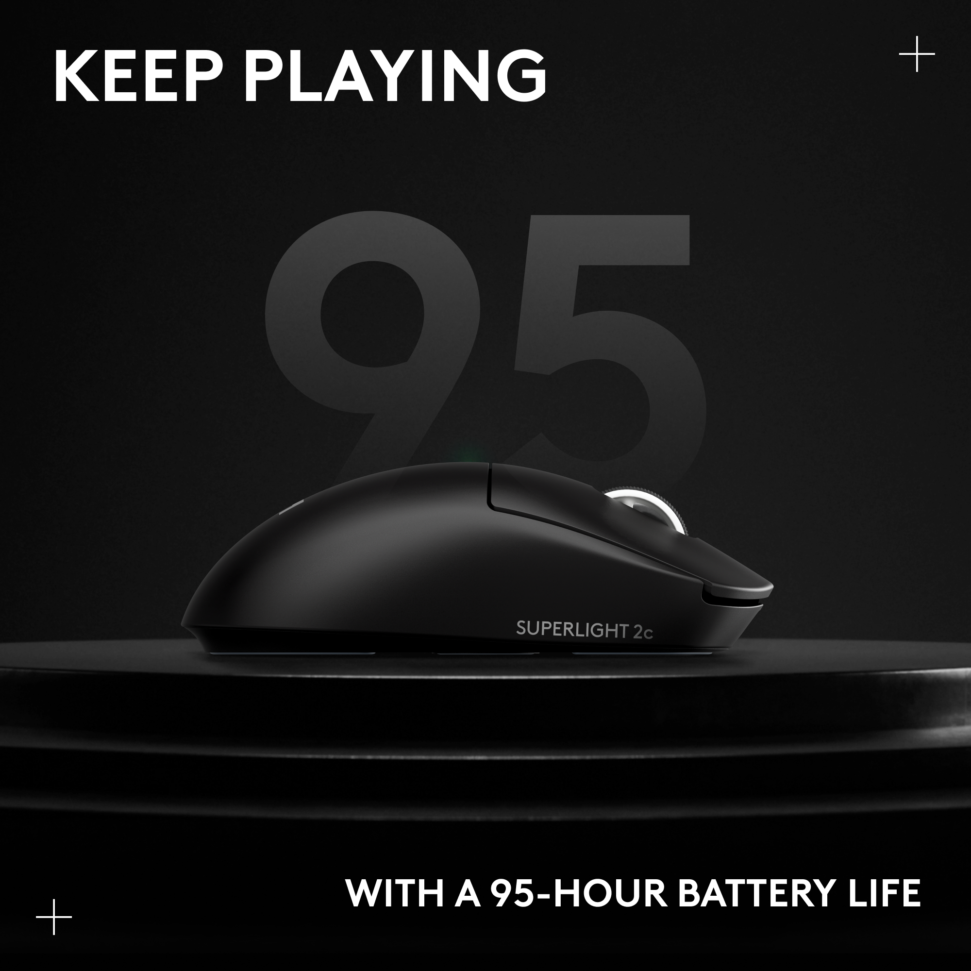 Fekete gamer egér egy állványon, "SUPERLIGHT 2c" felirattal. Szöveg: "KEEP PLAYING" és "WITH A 95-HOUR BATTERY LIFE".