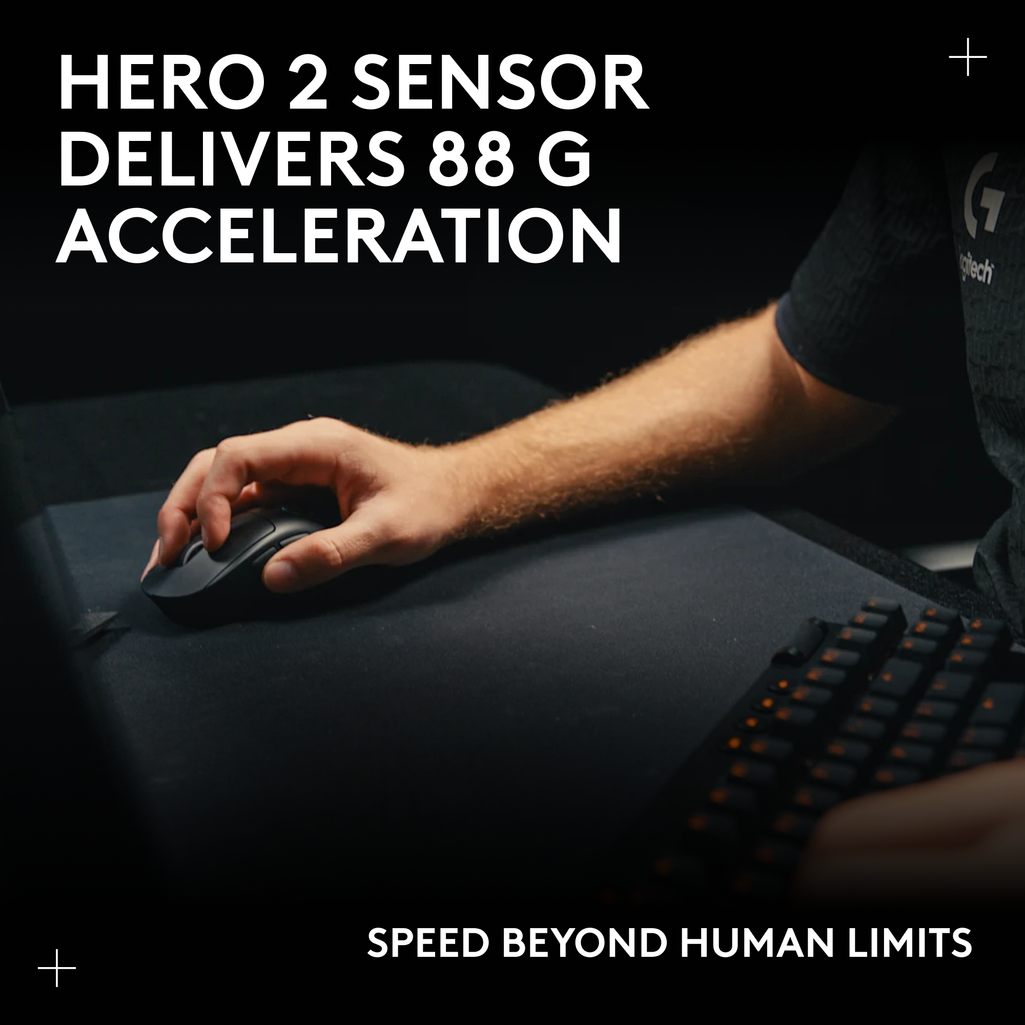 Egy kéz fekete egeret használ sötét felületen. Egy billentyűzet van az előtérben. Szöveg: 'HERO 2 SENSOR 88 G GYORSULÁST BIZTOSÍT'.