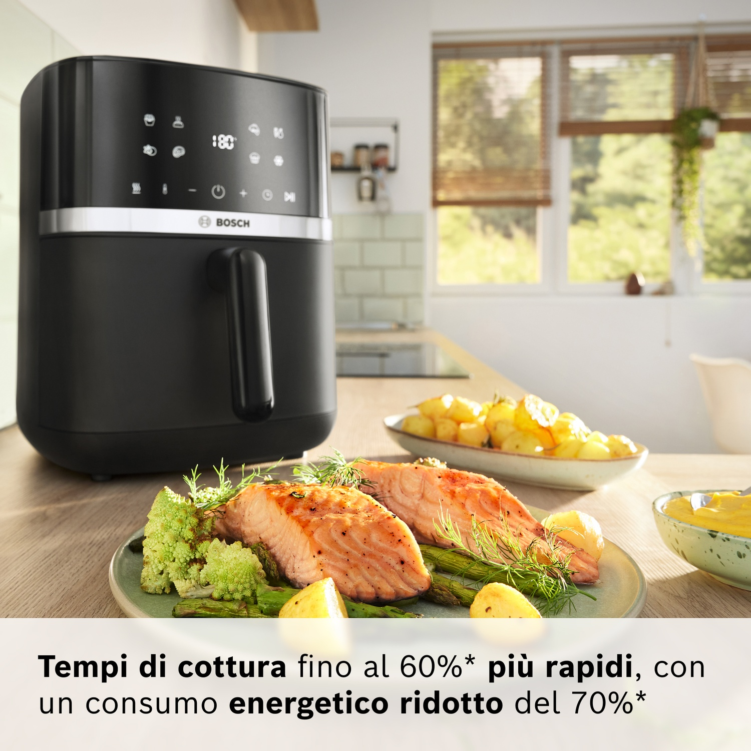 Friggitrice ad aria nera, salmone cotto con verdure in un piatto, patate e testo sui tempi di cottura e l'efficienza energetica.