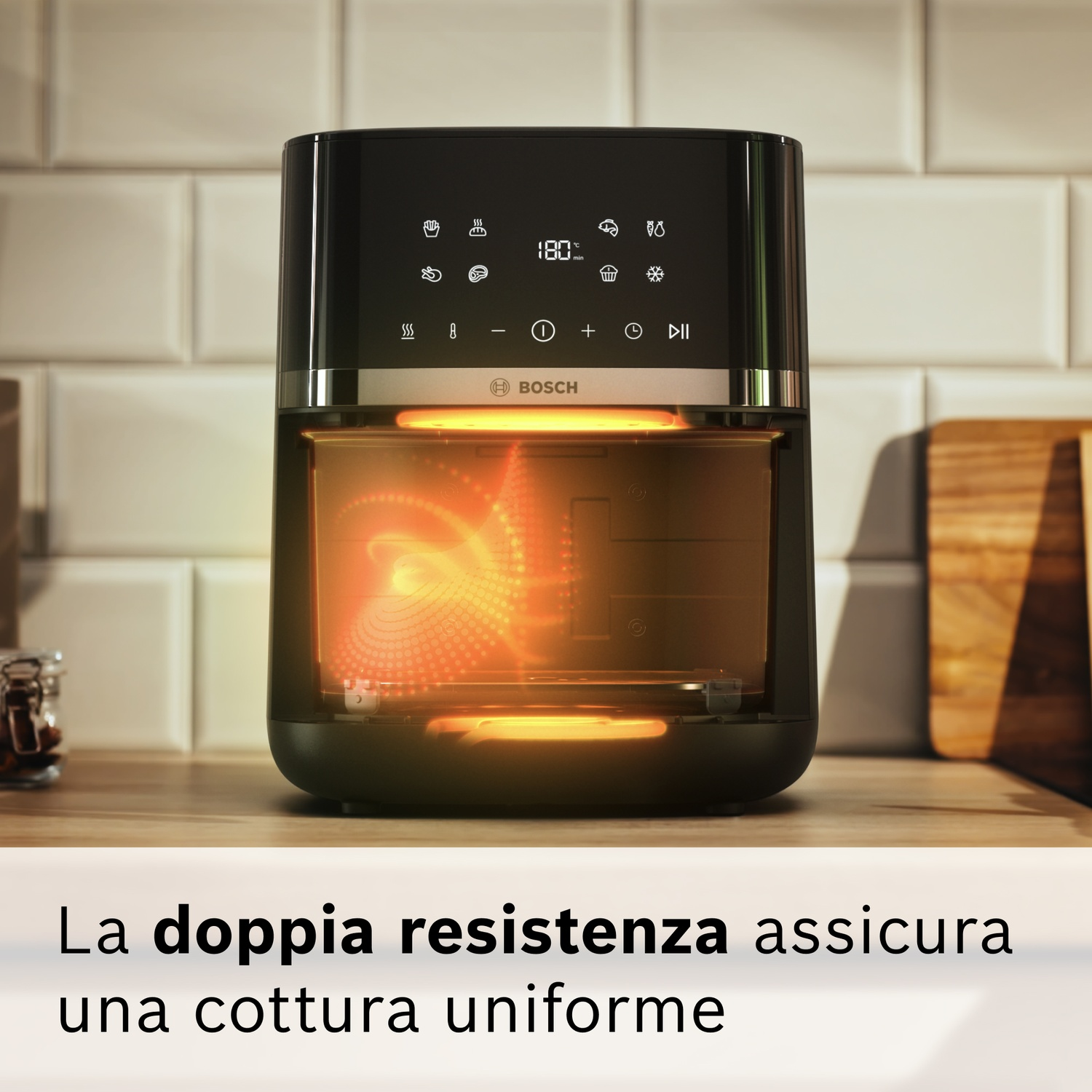 Friggitrice ad aria Bosch nera con interno luminoso. Il display mostra le impostazioni. Su superficie in legno, contro muro piastrellato.