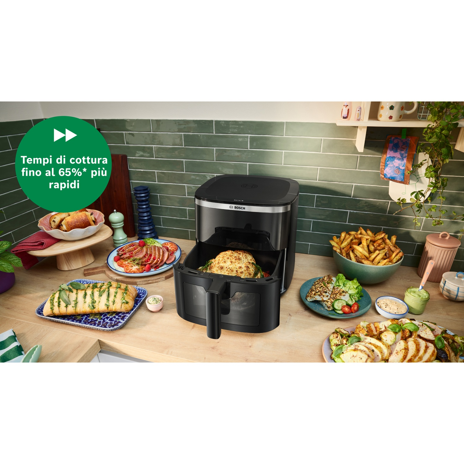 Una friggitrice ad aria con cibo su un bancone di legno. I piatti includono carne, pane, patatine fritte e verdure. Un cerchio verde con testo.