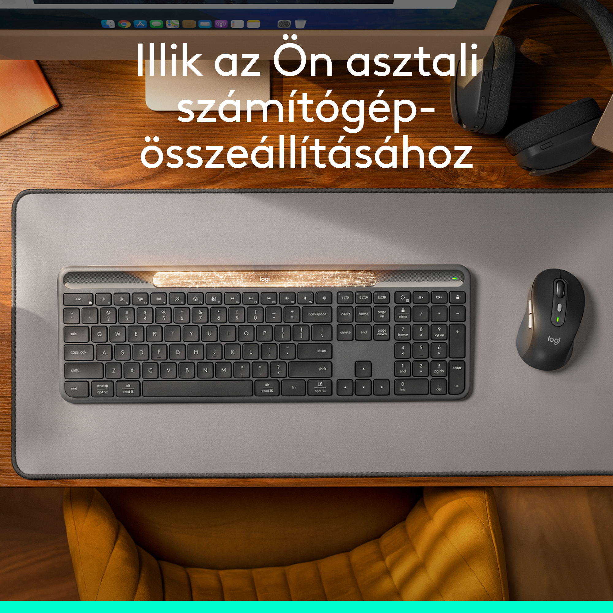 Egy asztali beállítás billentyűzettel, egérrel és fejhallgatóval. A háttérben egy számítógép képernyője és egy szék látható.