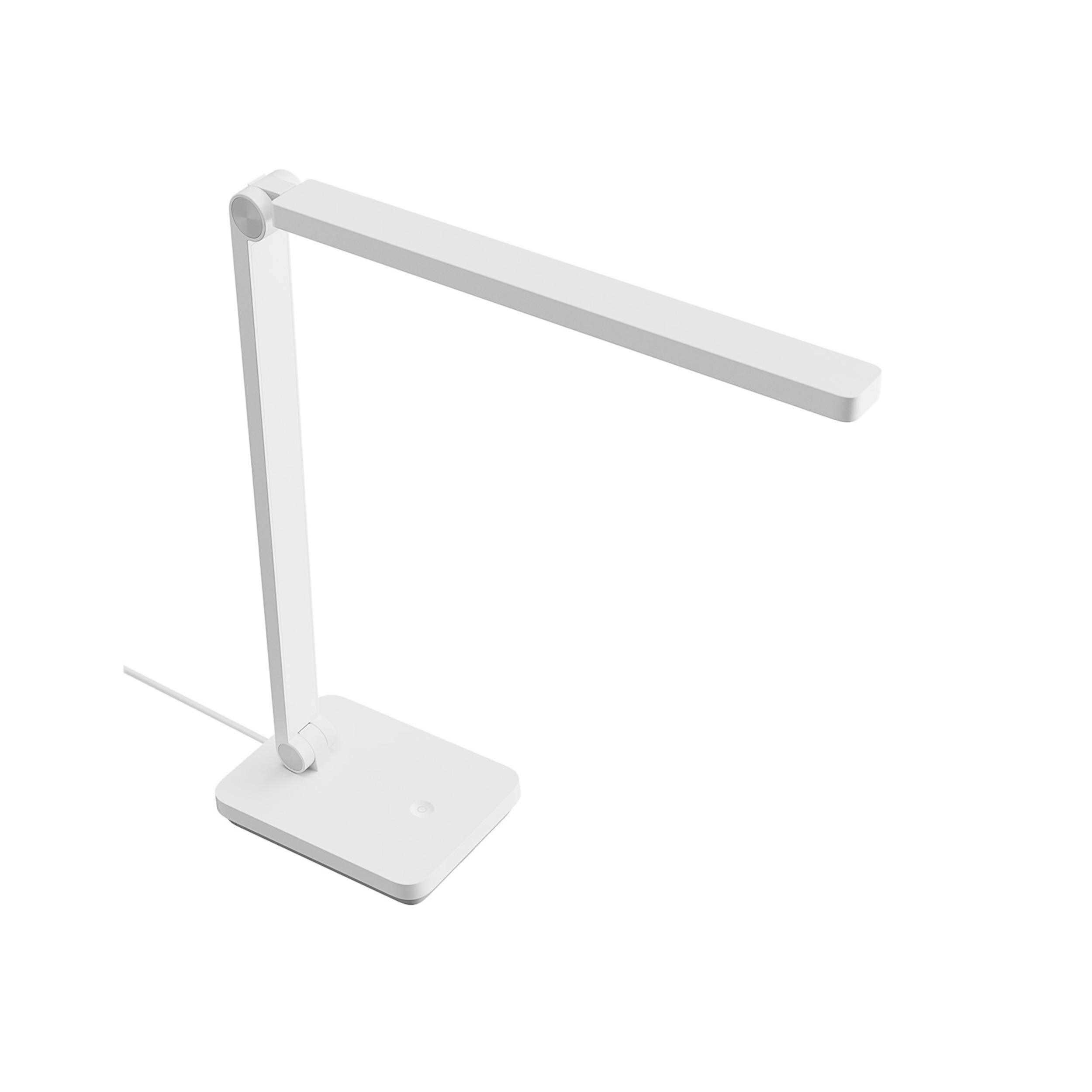 Eine weiße Schreibtischlampe auf weißem Hintergrund. Sie hat einen verstellbaren Arm und einen rechteckigen Fuß, mit Kabel.