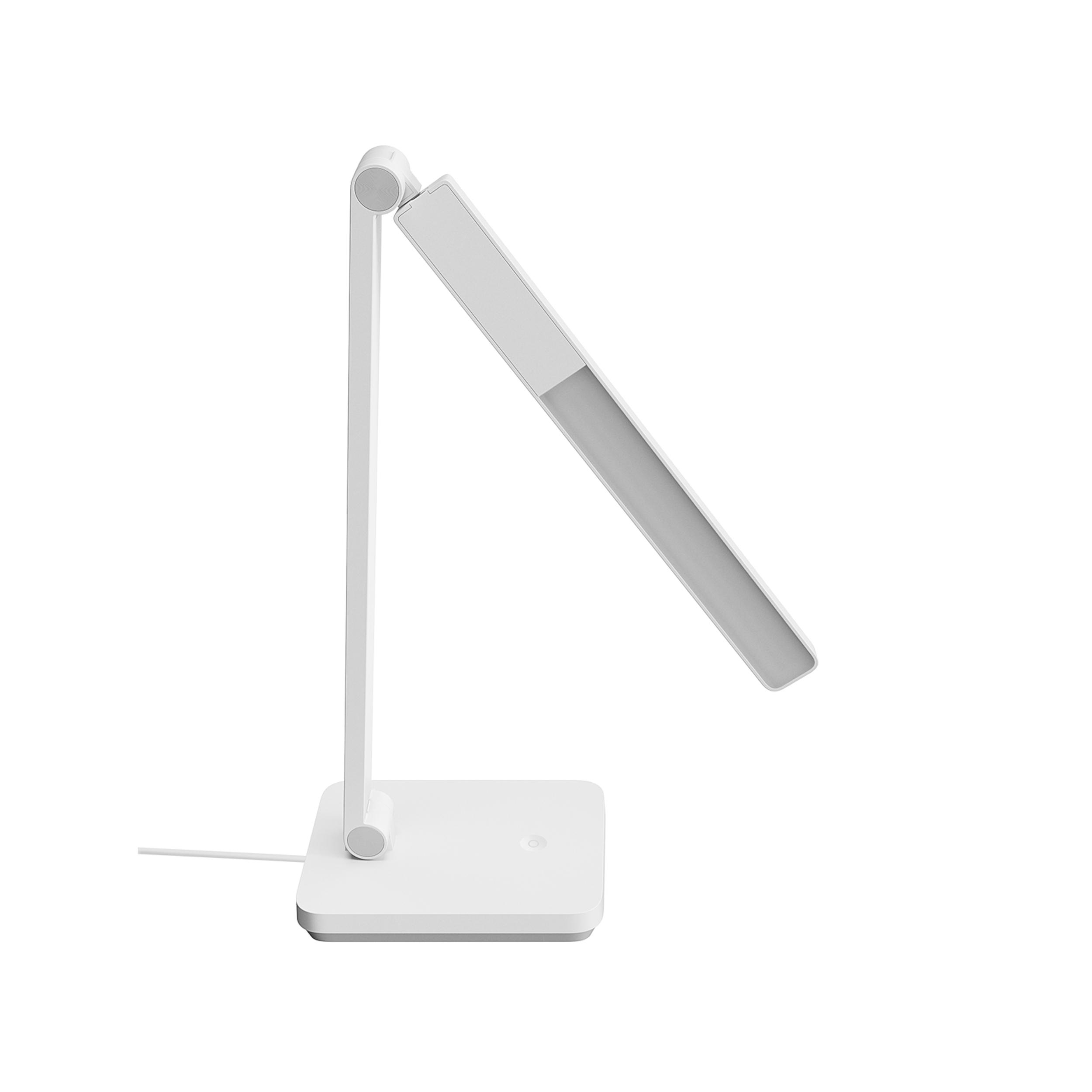 Eine weiße Schreibtischlampe steht auf einer weißen Oberfläche. Sie hat einen rechteckigen Sockel und einen verstellbaren Arm.