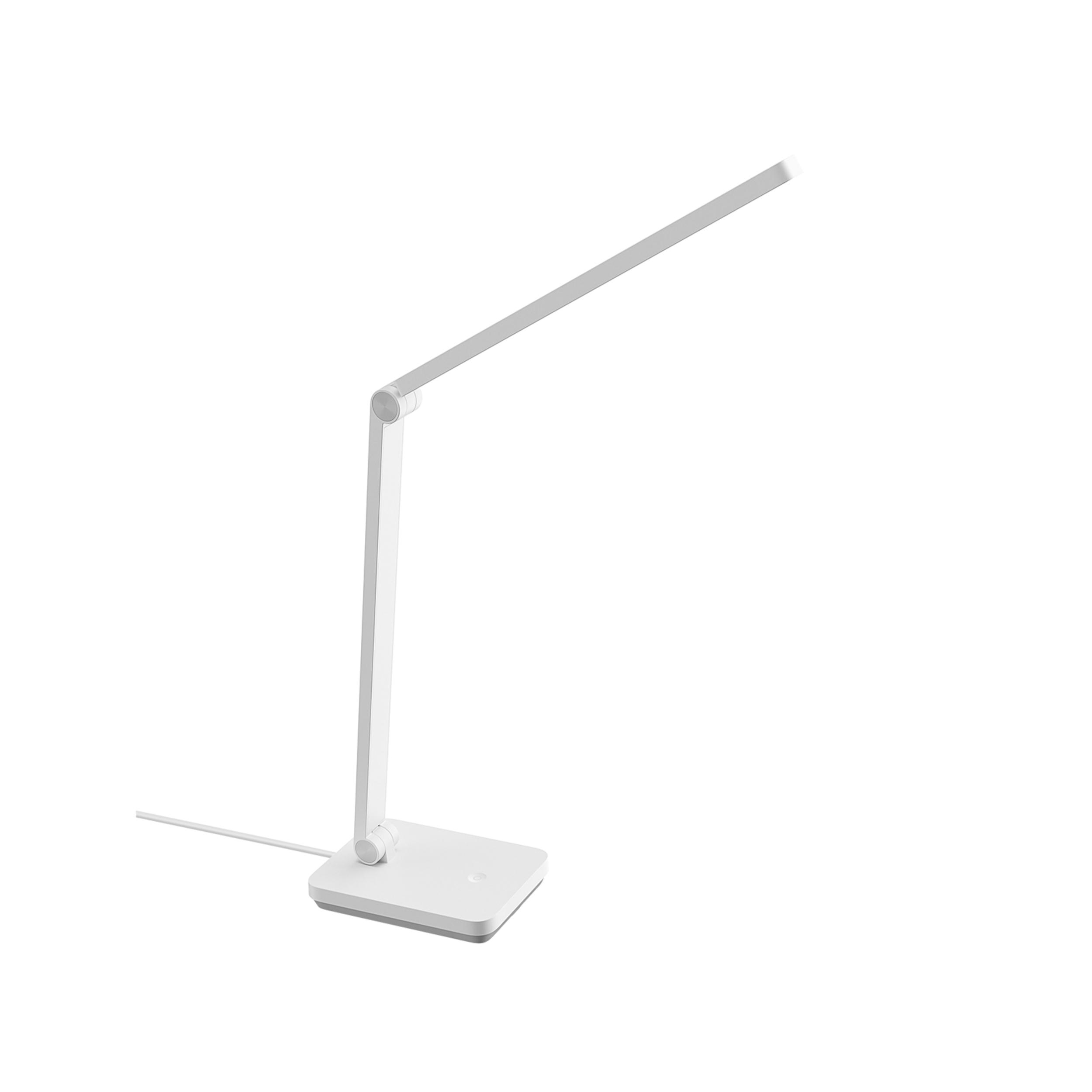 Eine weiße Schreibtischlampe mit verstellbarem Arm und rechteckigem Sockel, isoliert auf weißem Hintergrund.