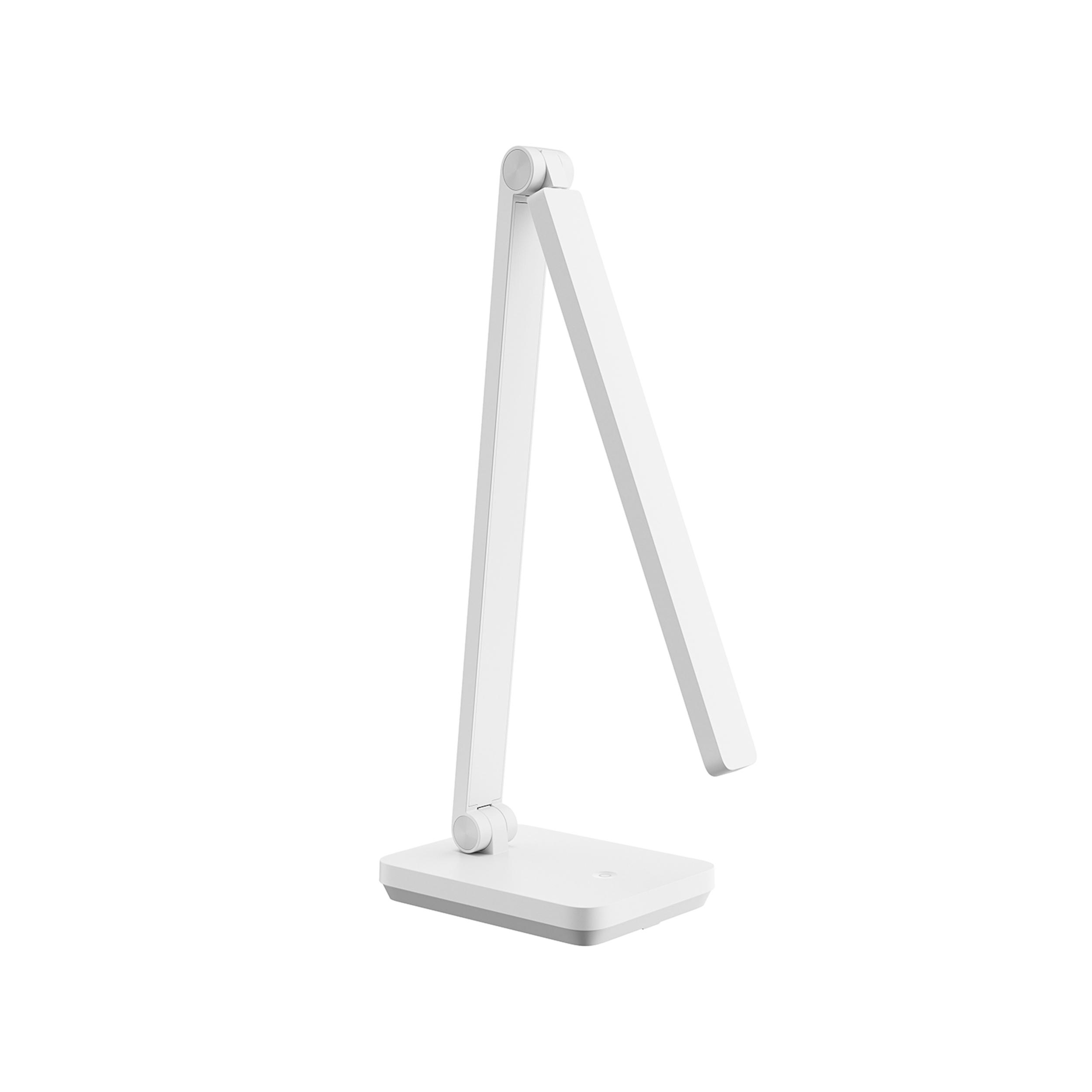 Eine weiße, verstellbare Schreibtischlampe. Sie hat einen rechteckigen Fuß und zwei Arme, die sich zu einem umgekehrten V treffen.