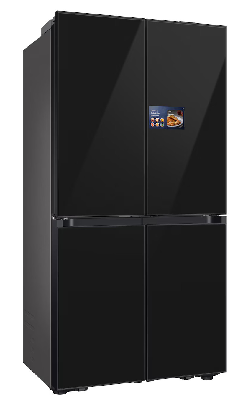 Duża, czarna lodówka z czterema drzwiami. Górne drzwi mają ekran wyświetlający zdjęcia jedzenia. Jest na białym tle.
